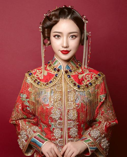而且复古式的妆容也有着重要的意义,但是相对来说,古代新娘不管是服饰