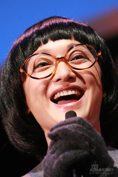 周迅脱衣大秀钢管舞 表情七十二变(组图)