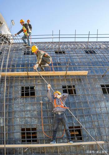 图为杭温高铁仙居隧道口明洞二衬施工现场.工人们在铺设二衬钢筋网.