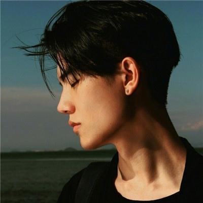 快手头像男生背影侧面超拽有范 你酷得像风所以慢走不