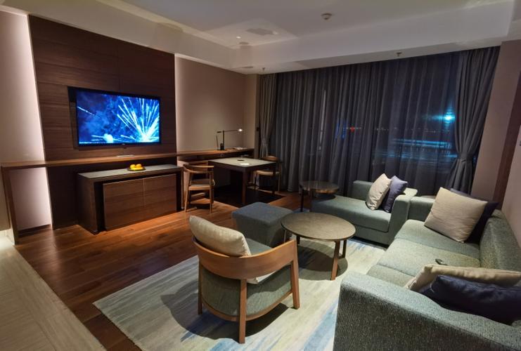 夜晚的客厅,坐在沙发上欣赏电视节目