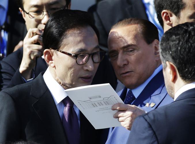 美国五位在世总统罕见齐亮相小布什动情拭泪