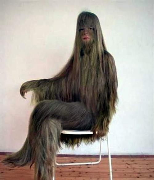 出现种种不可思议的变化,比如满身长毛,比如长出尾巴,比如智力低下且