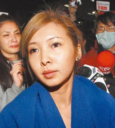 makiyo,湘莹,丫子昨二度接受侦讯,交保离开地检署时,makiyo(前)面无