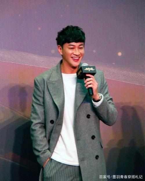 44岁何润东近照曝光,身材发福油腻认不出,为拍电影连卖三台豪车