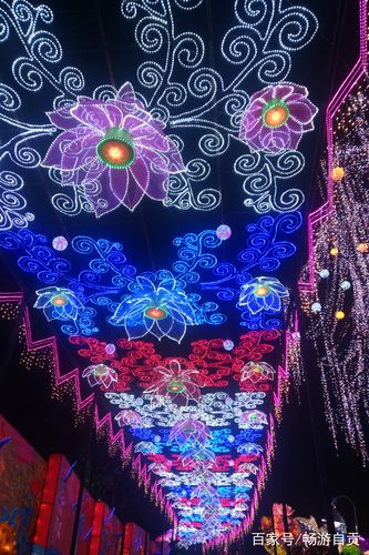五光十色,多彩多姿的长廊彩灯让您流连忘返