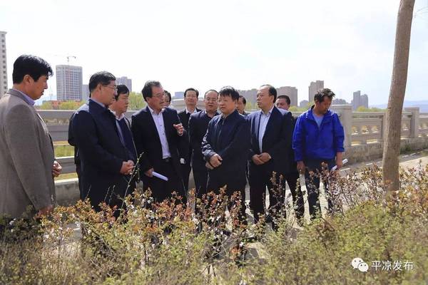 市委副书记王大睿,市委常委,崆峒区区委书记陈铎及市委秘书长李诚一同