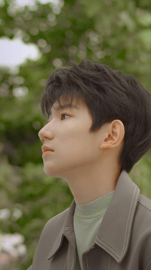 王源神级侧颜绝杀图是比好看还特别的存在呀