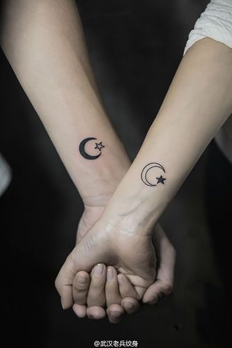 日月星辰见证,手臂月亮星星情侣图腾纹身