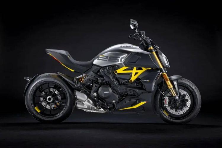 杜卡迪大魔鬼diavel1260s黑钢版