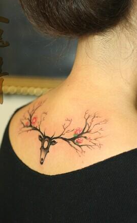 女生背部唯美漂亮的鹿纹身