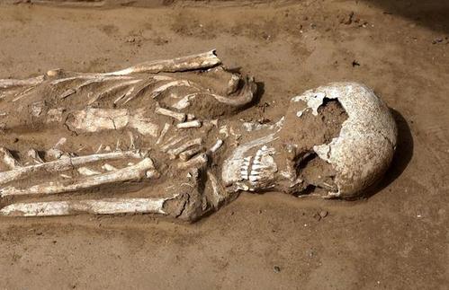 小流浪者带客死他乡的陌生人尸骨,安葬回故乡,从此后财运滚滚