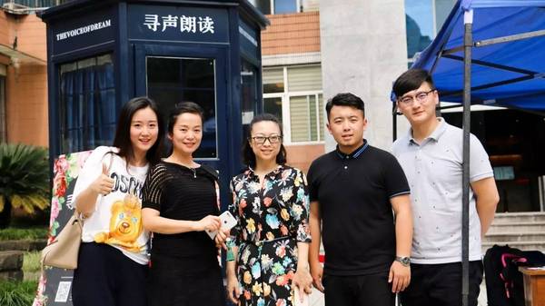 朗读央视主播彭坤在重庆大学为你读诗致橡树