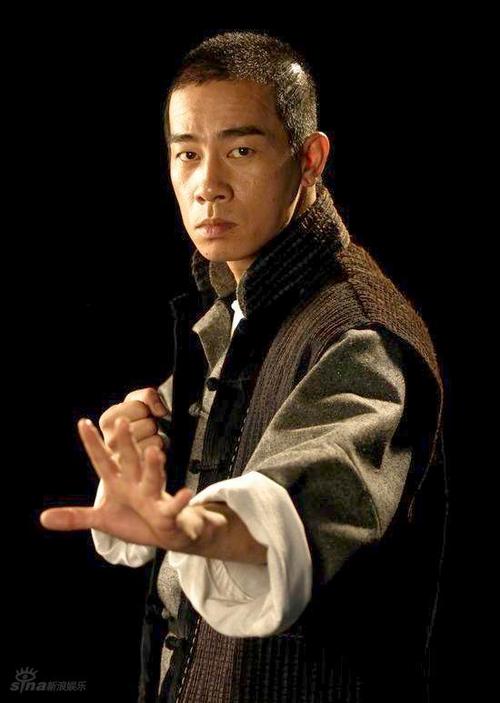 不一样的陈小春现身精武陈真