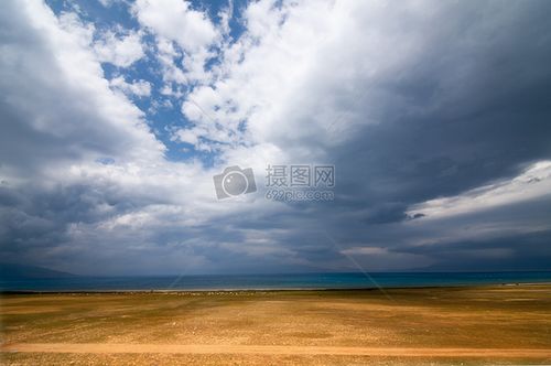 新疆赛里木湖气势素材云