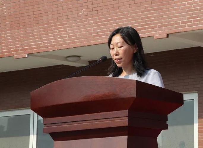 教师代表石岩老师发言