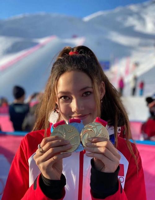 16岁的世界冠军,"天才滑雪少女"谷爱凌:她才是活成了几亿少女的梦吧!