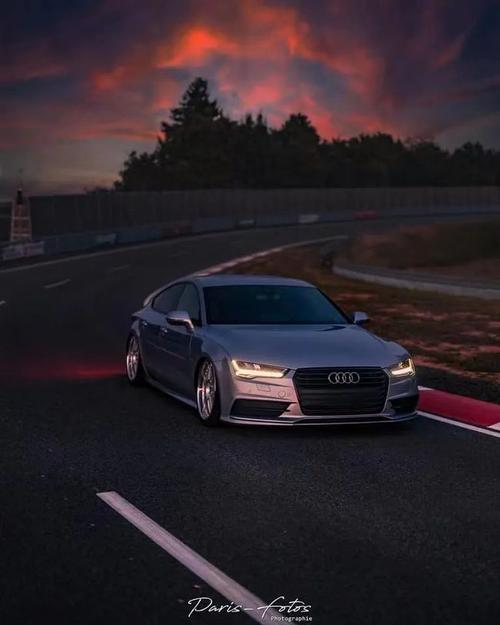 停车房溜背低趴奥迪a7在颜值这块拿捏的死死的