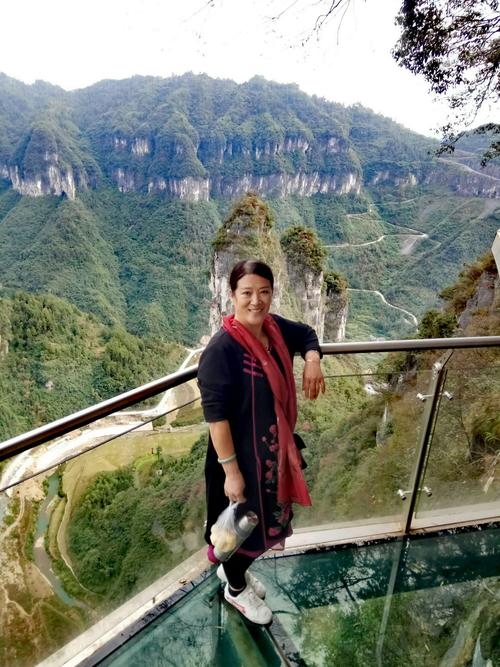 德夯大峡谷玻璃栈道下万丈深渊,给人心惊肉跳的刺激.