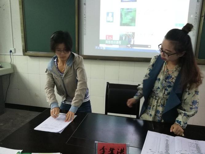 利川市文斗乡小栋坝小学积极开展三科教材培训