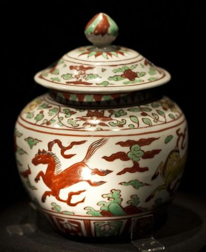嘉靖年间的作品,五彩天马纹盖罐.