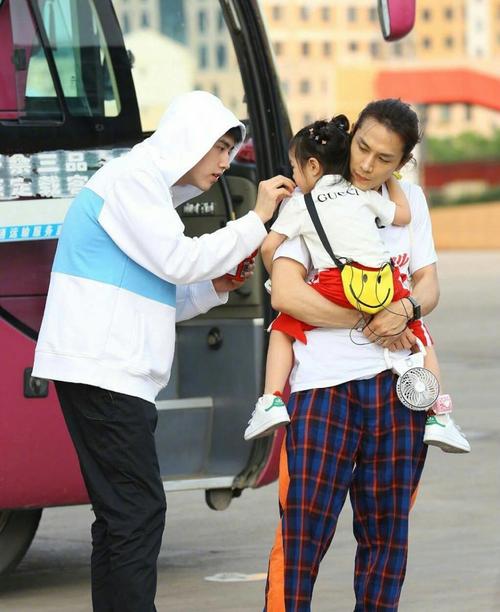 原创戚薇全家现身电影院支持陈飞宇最好的我们女儿lucky更美了