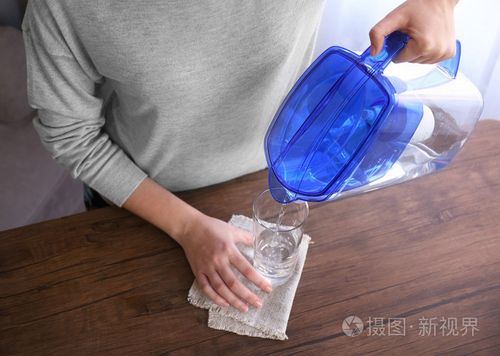 女人倒水在玻璃