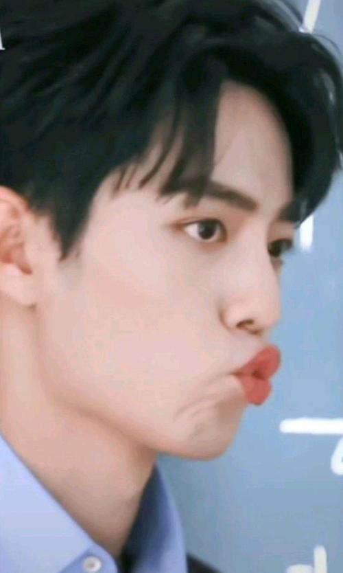 肖战新剧《王牌》休息时嘟嘴照片被曝光,太可爱了,完全像个孩子