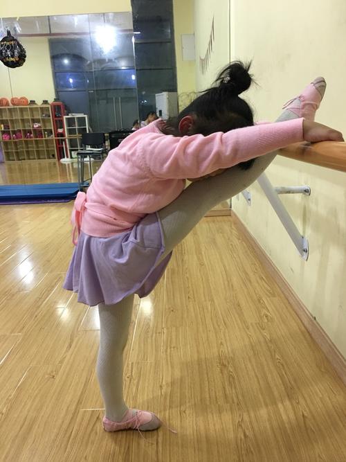 把上前压腿,注意膝直脚绷.胸腹部贴紧腿部.