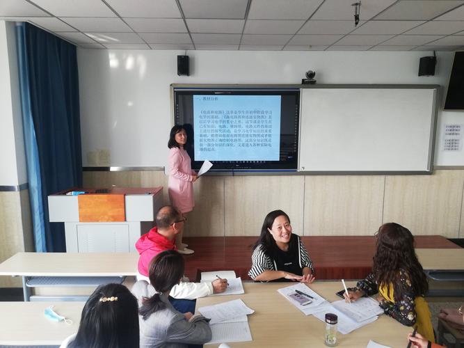 李春霞老师用极富亲和力的声音就教学重点难点进行了分析和说明.