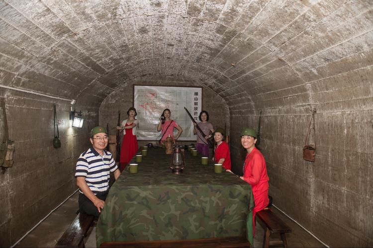 防空洞内军事会议