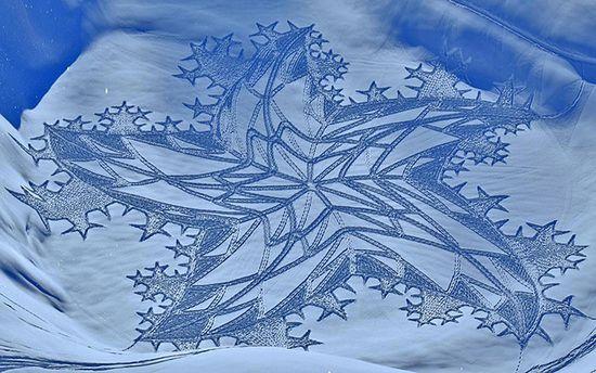艺术家在雪地里走了10个小时,画出了一条巨龙