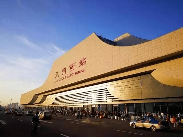 兰州西站距离兰州大学本部(城关校区)较远,可以选择出租车(30min左右