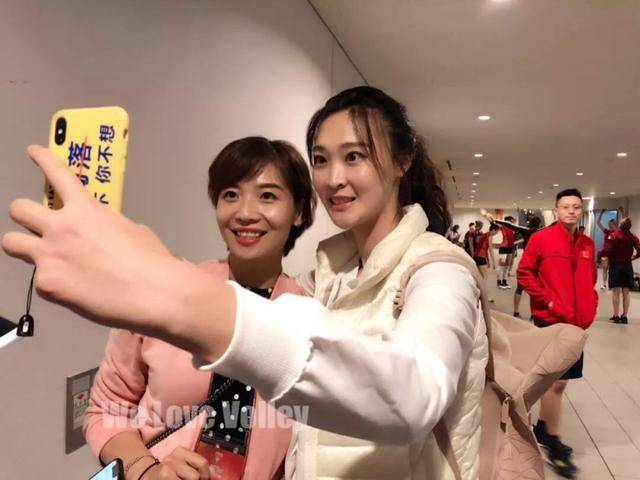 魏秋月与惠若琪的自拍合影里,却多了一个深情款款默默