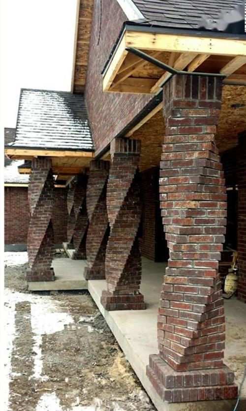 农村门前装的罗马柱土味十足不如国外红砖砌螺旋柱漂亮还省钱