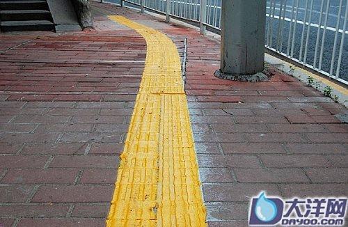 东风路的一座天桥脚下出现了一段神奇的"盲人专用道",和普通盲道不同