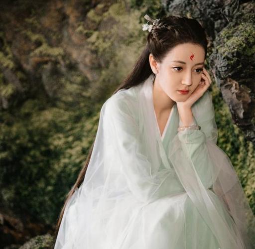 迪丽热巴饰演的凤九美图