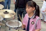 妞妞户外架子鼓表演经典歌曲千年第一回真的是一个很棒的小妞