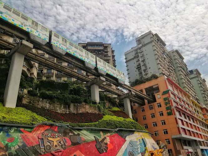 网红轻轨穿楼摄于重庆李子坝