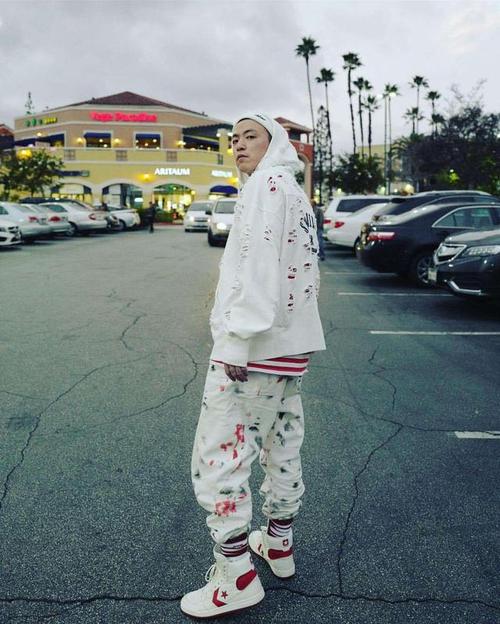 谁说rapper的穿衣风格上不了台面?该让jony j给你们上