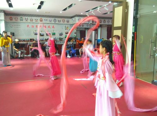 王可欣,王昕玥,刘瑾雨,叶丽琼,何煜彤表演《天女散花》.