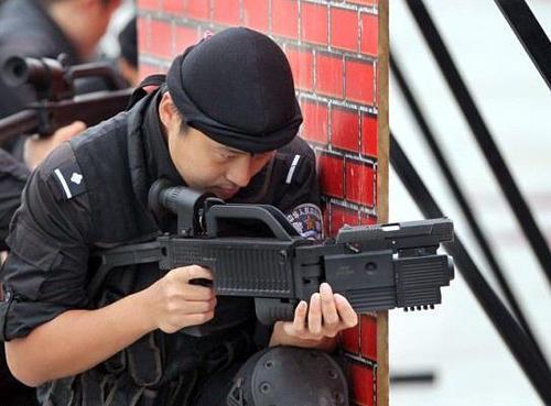 "拐弯枪"         这段时间,全国各地警方加大公共场所的安全执勤力度