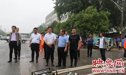 确山县领导情系灾民