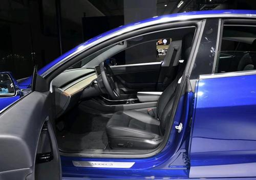 特斯拉model3,车门嵌入式拉开,便利性很强