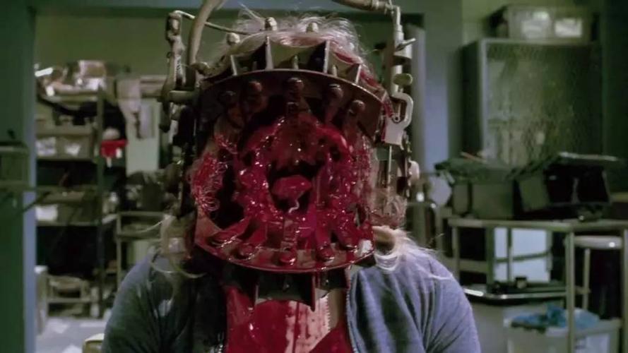 《电锯惊魂》系列电影的导演秉持着不恐怖不要钱的原则创造了恐怖电影