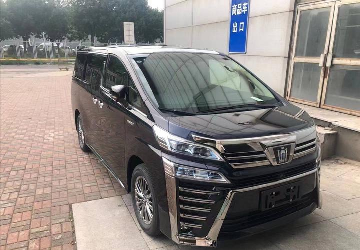 换上了全新丰田(参数|图片)车标的丰田威尔法,可以说让整车看上去