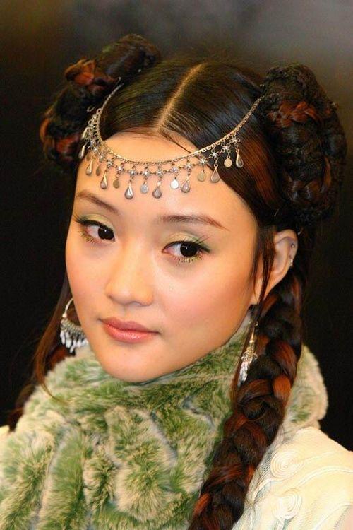 赤子乘龙——李小璐,挺小巧的额饰,配上当年李小璐的颜也着实好看.