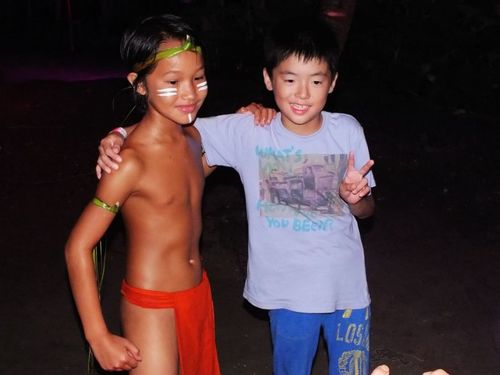 日本小孩搂住一个查莫洛小演员合影,穿衣服的反而比光身子的更拘谨