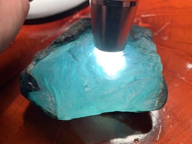 天空蓝一样的翡翠原石欣赏