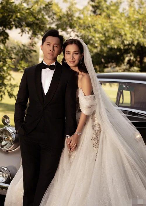 韩庚再晒婚礼大片,当老婆面翘指撅臀动作妖娆,眼里全是卢靖姗